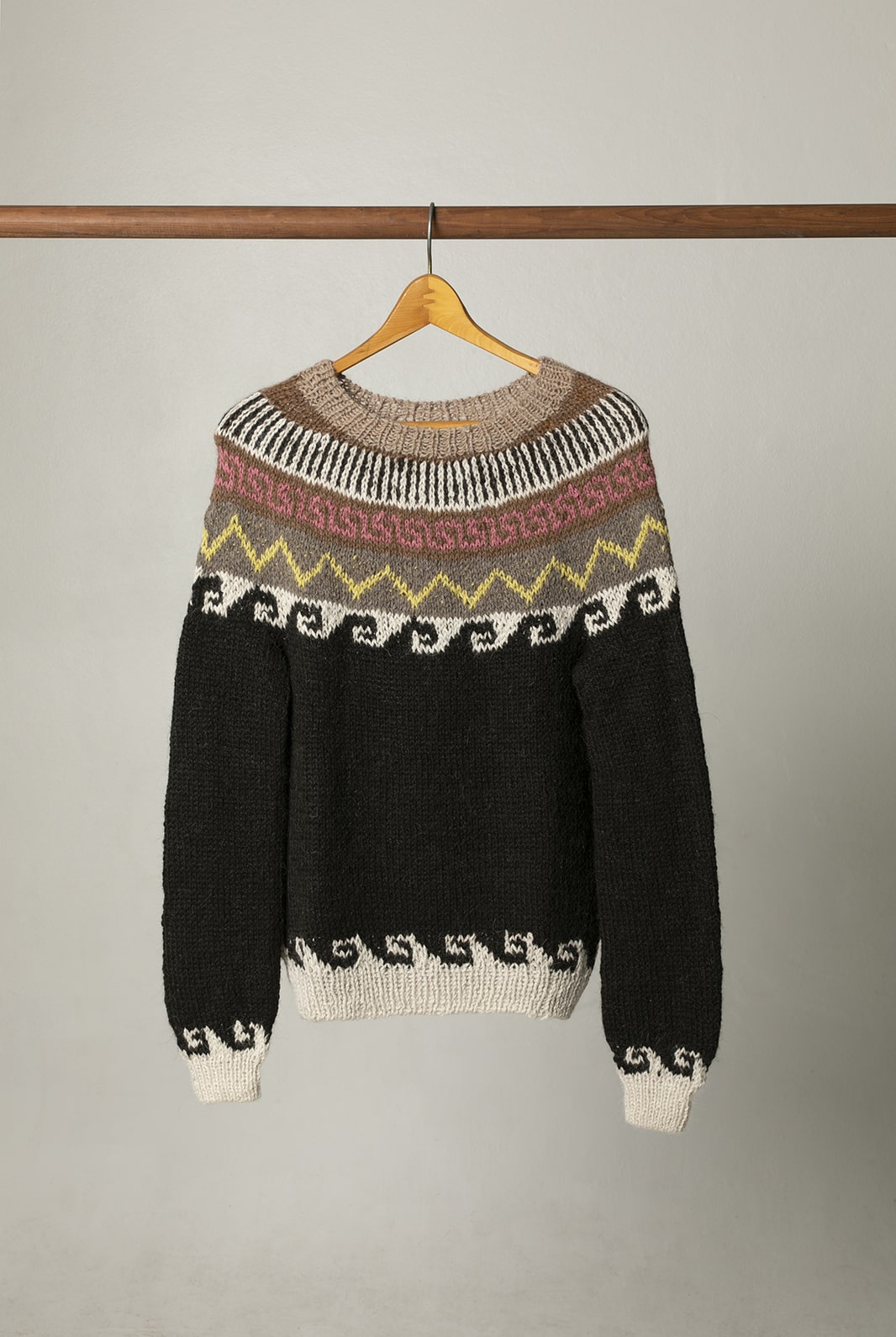 Llama wool sweater with pattern