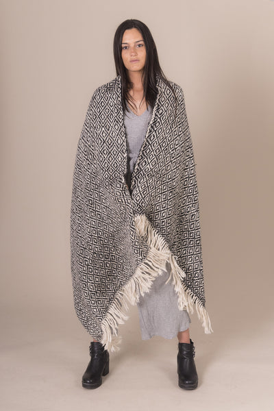 Llama wool blanket with pattern